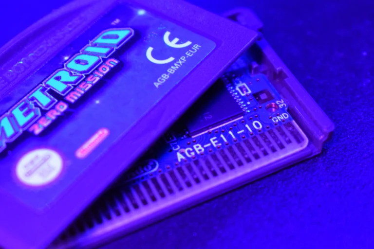 An opened up Metroid: Zero Mission cart
